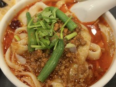 パクチーの入ってる麻辣刀削麺！