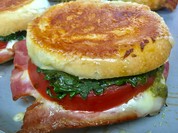 ベーコンとトマトの焼きサンド