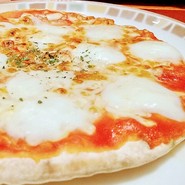 モッツァレラチーズのピザ