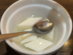 ランチはデザートに杏仁豆腐が付いてます！