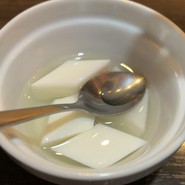 ランチはデザートに杏仁豆腐が付いてます！
