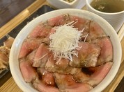 ランチ　霜降りモモ　ローストビーフ丼