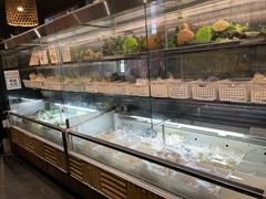 好きなトッピングを選べます。（アルコール消毒＆ビニール手袋が必須で、入口に用意されています）