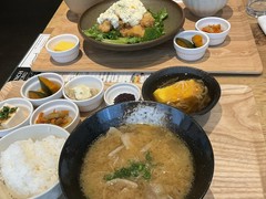 ガッツリ食べれましたが、お店の人の対応が今ひとつ。コーヒーのミルクも持ってきてくれず、取りに行きまし