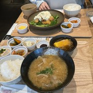 ガッツリ食べれましたが、お店の人の対応が今ひとつ。コーヒーのミルクも持ってきてくれず、取りに行きまし