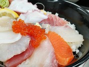 刺し身とイクラの海鮮丼。