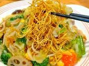パリパリ麺がヤミツキ！彩り野菜の皿うどん 麺リフト