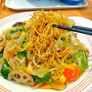 パリパリ麺がヤミツキ！彩り野菜の皿うどん 麺リフト