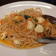 フレッシュトマトとバジリコの古代小麦スパゲティー