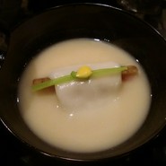 花びら餅に見立てた白味噌のお雑煮