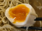 大きめの味玉150円はとろ〜り黄身！