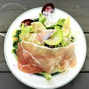 これはランチコースのサラダです(^^)