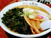 人気佐野ラーメン尚杜のワカメラーメン。メンマとチャーシューとナルトも。