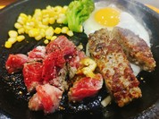 熱々ジュージュー鉄板ビーフとハンバーグと目玉焼きのわくわくコンボ。