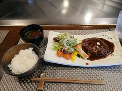 大和牛とヤマトポークの自家製ハンバーグランチ