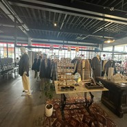 服屋さんが併設されています