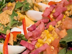 ラ・オハナのコブサラダ。カラフルでデリシャスなサラダです！