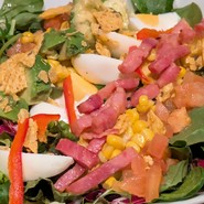 ラ・オハナのコブサラダ。カラフルでデリシャスなサラダです！