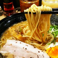 中細ストレート麺リフト(箸持ち上げ)