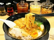 煮玉子チャーシュー入り濃厚ラーメンの麺リフト(箸持ち上げ)