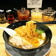 煮玉子チャーシュー入り濃厚ラーメンの麺リフト(箸持ち上げ)