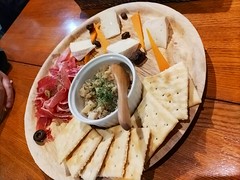 生ハム、チーズ等の盛り合わせ（4人前）