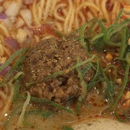 担々麺の中央には肉味噌！
