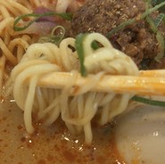 麺は中細のストレート麺！
