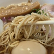 小麦の薫る細めのストレート麺！