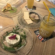 お通し、ポテサラ、サーモンキッシュ