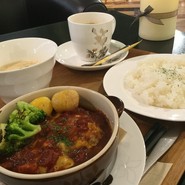 フレッシュトマトの煮込みチーズハンバーグ