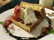 ピスタチオとストロベリーショコラワッフル