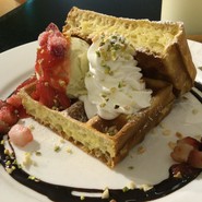 ピスタチオとストロベリーショコラワッフル