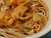 人気のかき揚げそば。このシズル感がたまらない。