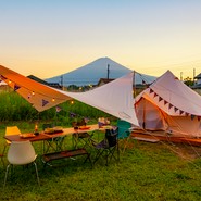 グランピングサイトと富士山