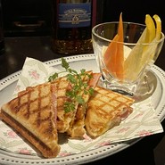 ホットサンドイッチピクルス添え