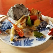 地元の食材をふんだんに使った前菜。全て胃のなかに納めたら琵琶湖が姿をあらわしました。