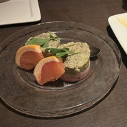 海の幸のアボガドタルタル仕立て　4人分？グレープフルーツも２つだったし　分けづらかったです。