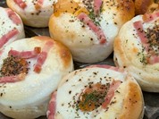 マミーマート足立島根店のベーカリー。ベーコンエッグ。