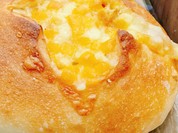 マミーマート足立島根店の焼き立てベーカリー。たっぷりチーズフランス。