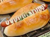 マミーマート足立島根店の焼き立てパン屋さん。粗挽きウィンナースペシャル。