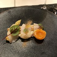 ホワイトアスパラ 平貝のスモークと卵黄のコンフィ