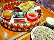 さくら定食と言う看板メニュー。天婦羅、焼おにぎり、味噌田楽、小鉢が二つに蕎麦とデザート。見た目も華や