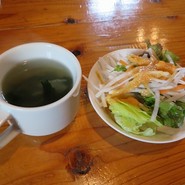 スープとサラダ、ライスはお代わりし放題