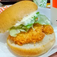 大好きなチキンフィレバーガー。クリスピーとポテトフライ。