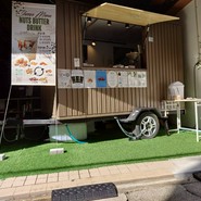 キッチントレーラーが目印です