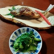 夕食の岩魚の塩焼き、漬物