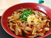 道の駅でドライブ休憩。娘はきのこがたっぷりの蕎麦。