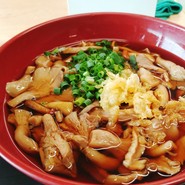 道の駅でドライブ休憩。娘はきのこがたっぷりの蕎麦。