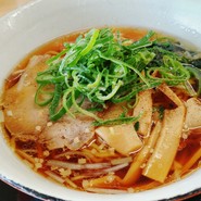 道の駅でドライブ休憩。女房はあっさりと醤油ラーメン。